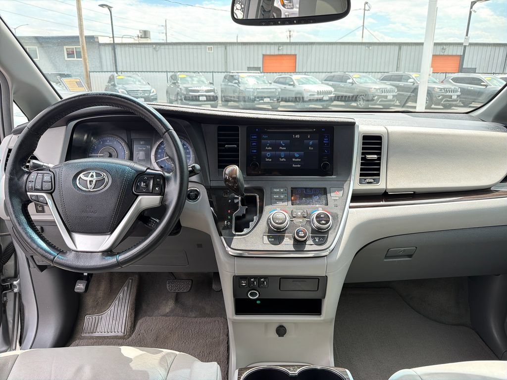 Used 2015 Toyota Sienna XLE FWD image 12