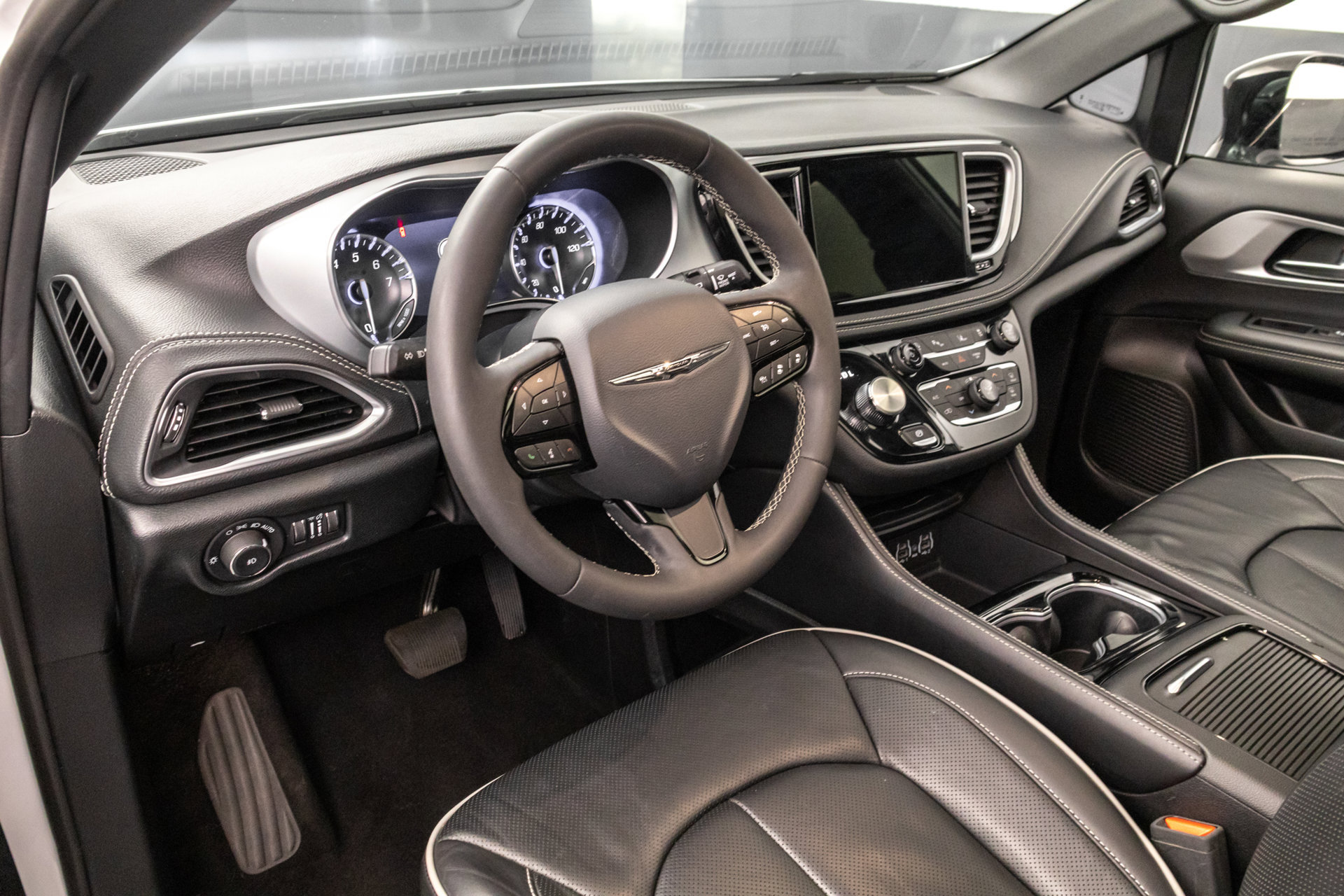 Used 2025 Chrysler Pacifica Limited FWD image 5
