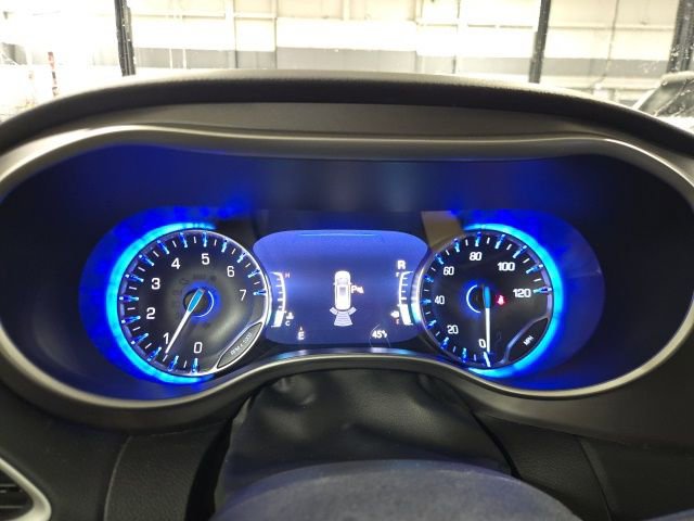 Used 2023 Chrysler Pacifica Touring-L image 15