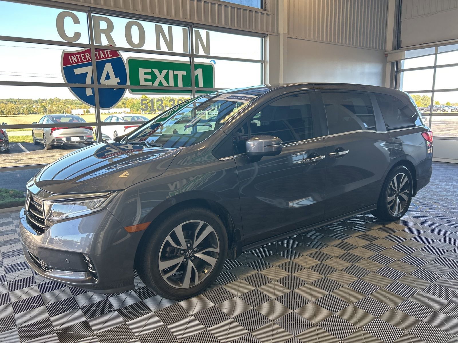 Used 2024 Honda Odyssey Touring image 3