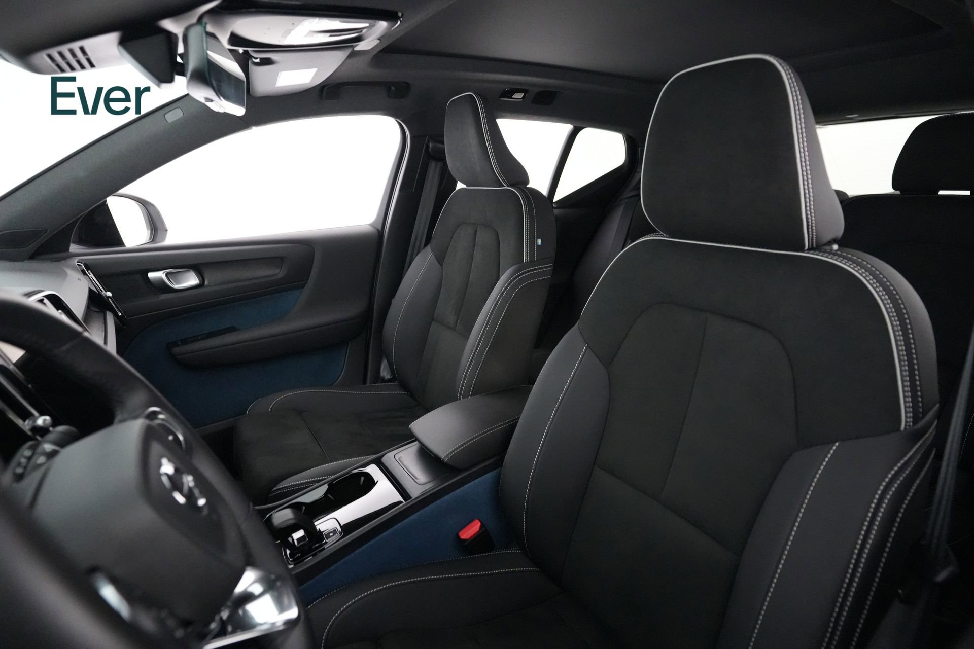 Used 2023 Volvo XC40 Recharge Plus w/ Protection Package Premier image 4