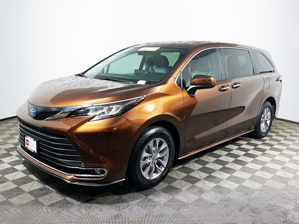 Certified 2022 Toyota Sienna XLE image 4