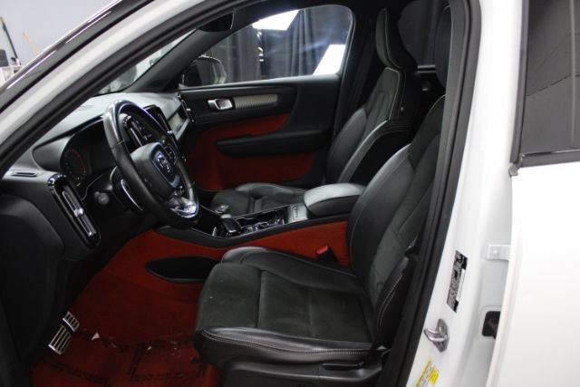 Used 2019 Volvo XC40 T4 R-Design FWD image 13