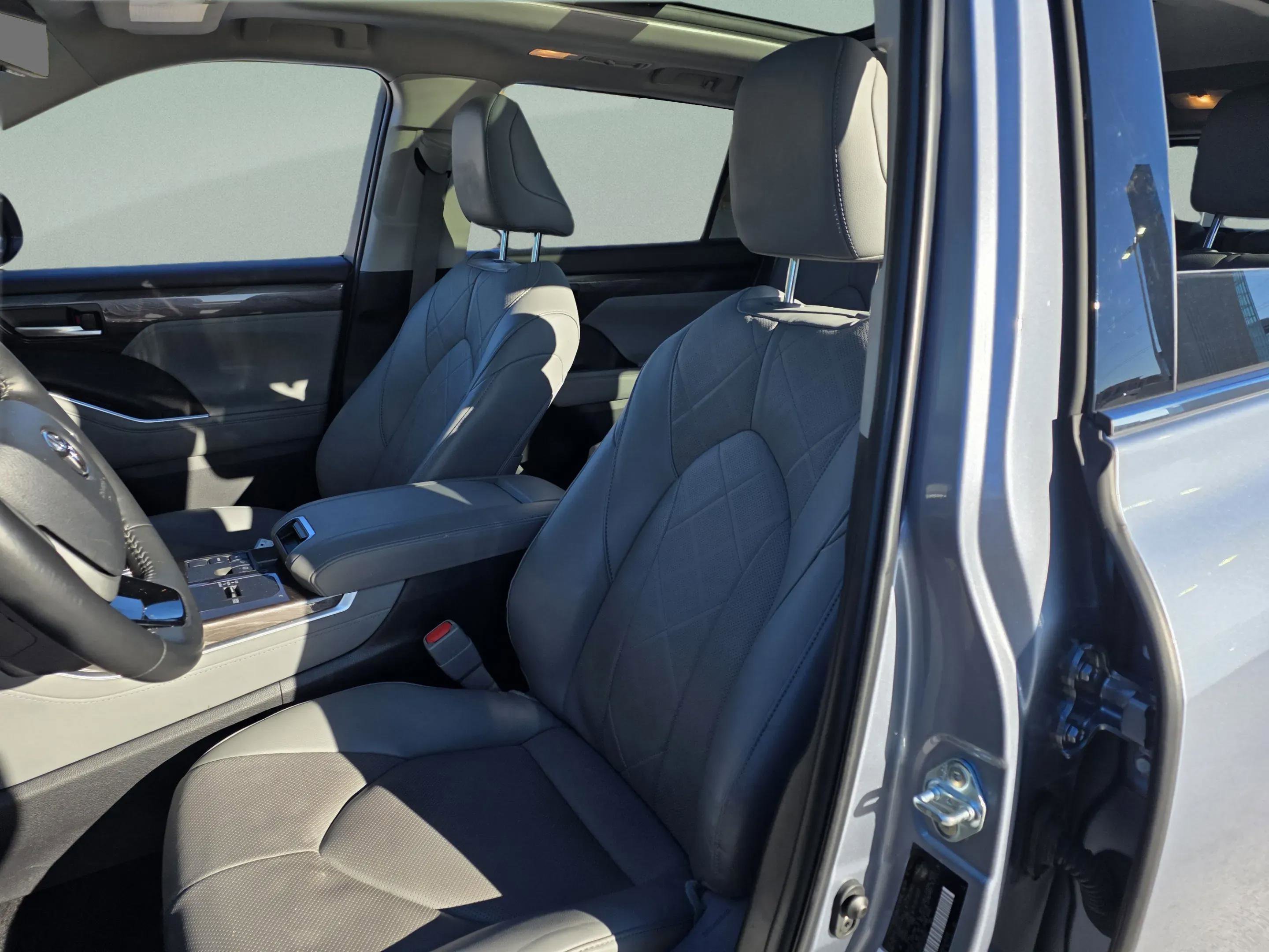 Used 2024 Toyota Highlander Platinum image 11
