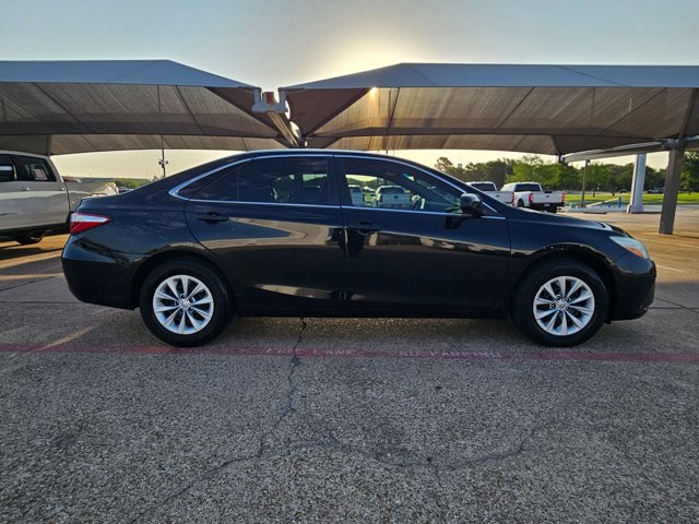 Used 2016 Toyota Camry LE image 4