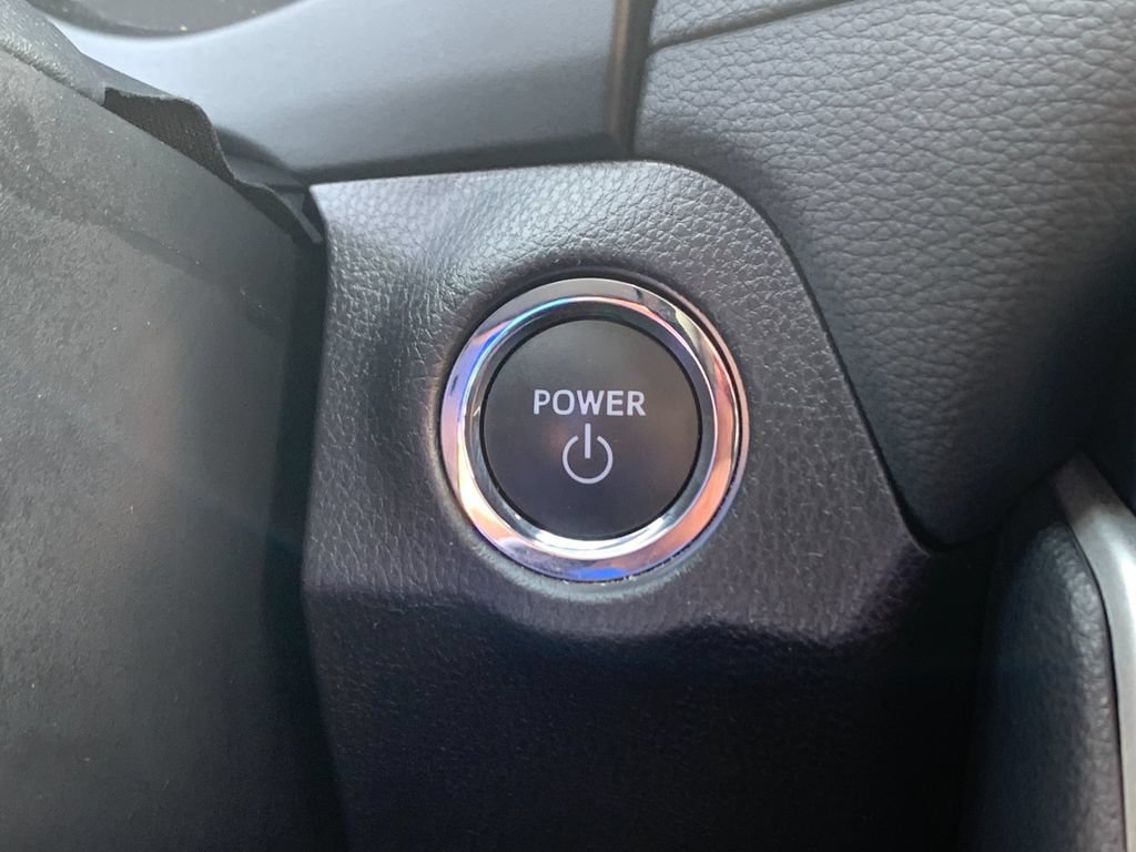 Used 2025 Toyota RAV4 XLE AWD/4WD image 25