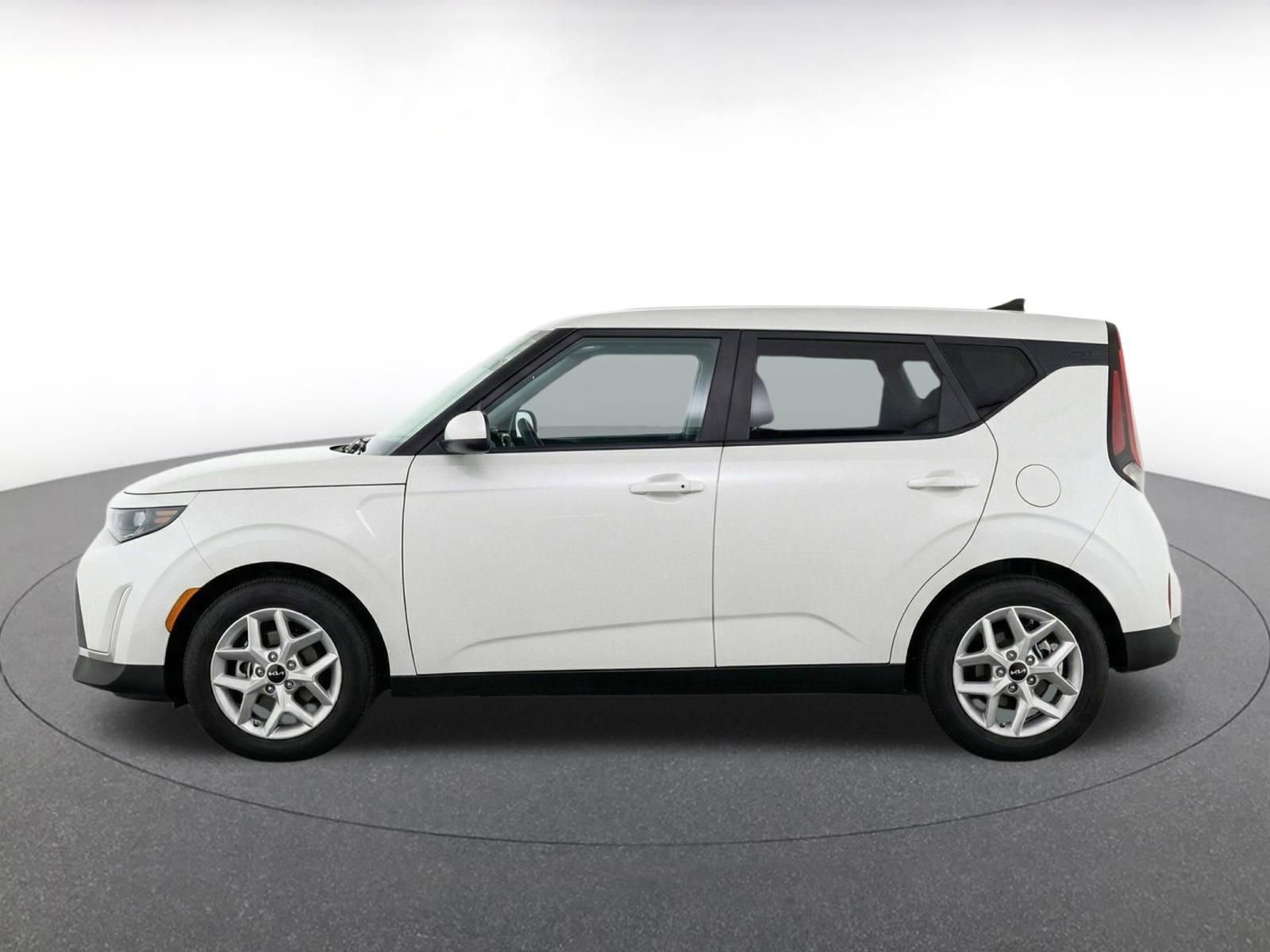 Used 2025 Kia Soul LX w/ LX Technology Package FWD image 4