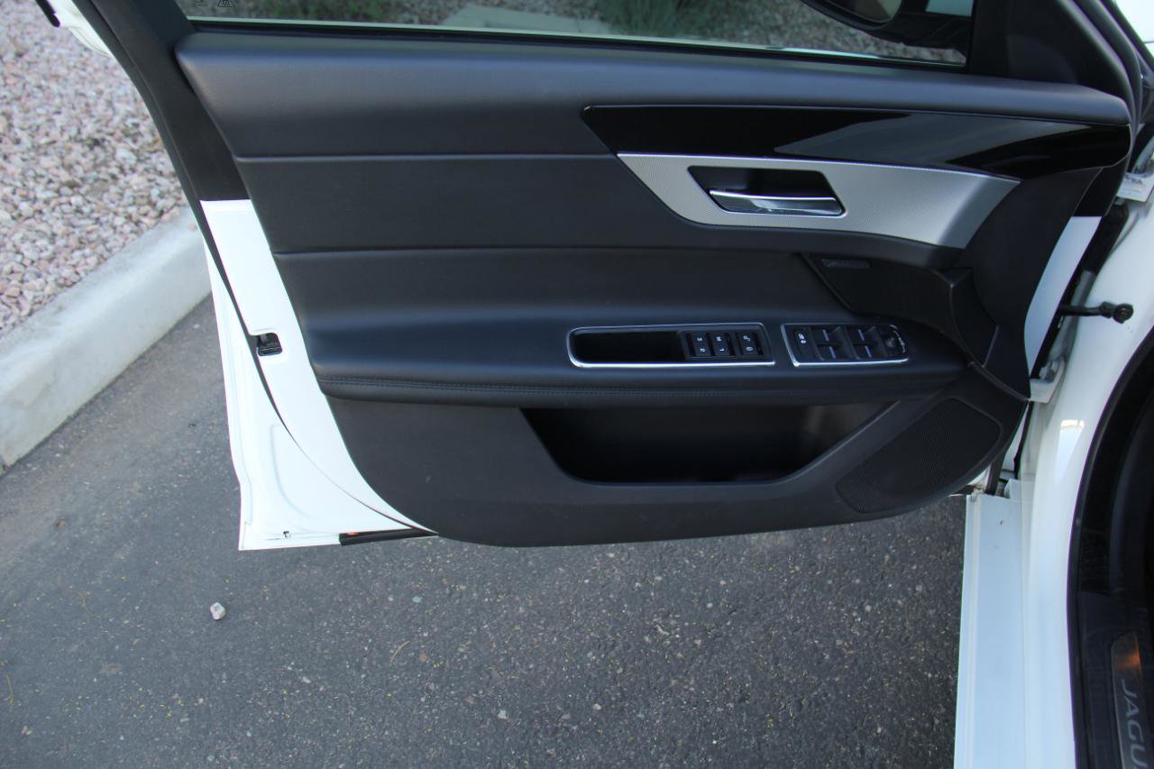 Used 2016 Jaguar XF Prestige RWD image 21
