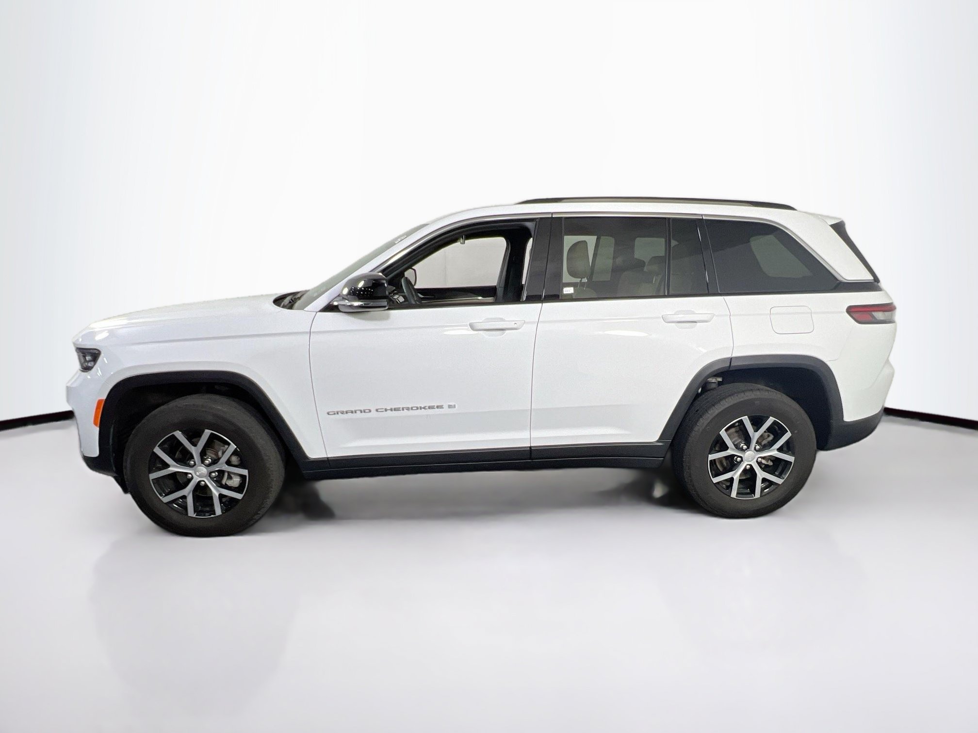 Used 2023 Jeep Grand Cherokee Limited AWD/4WD image 8