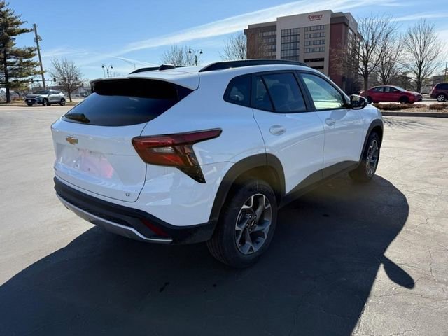 Used 2025 Chevrolet Trax LT w/ Driver Confidence Package image 8