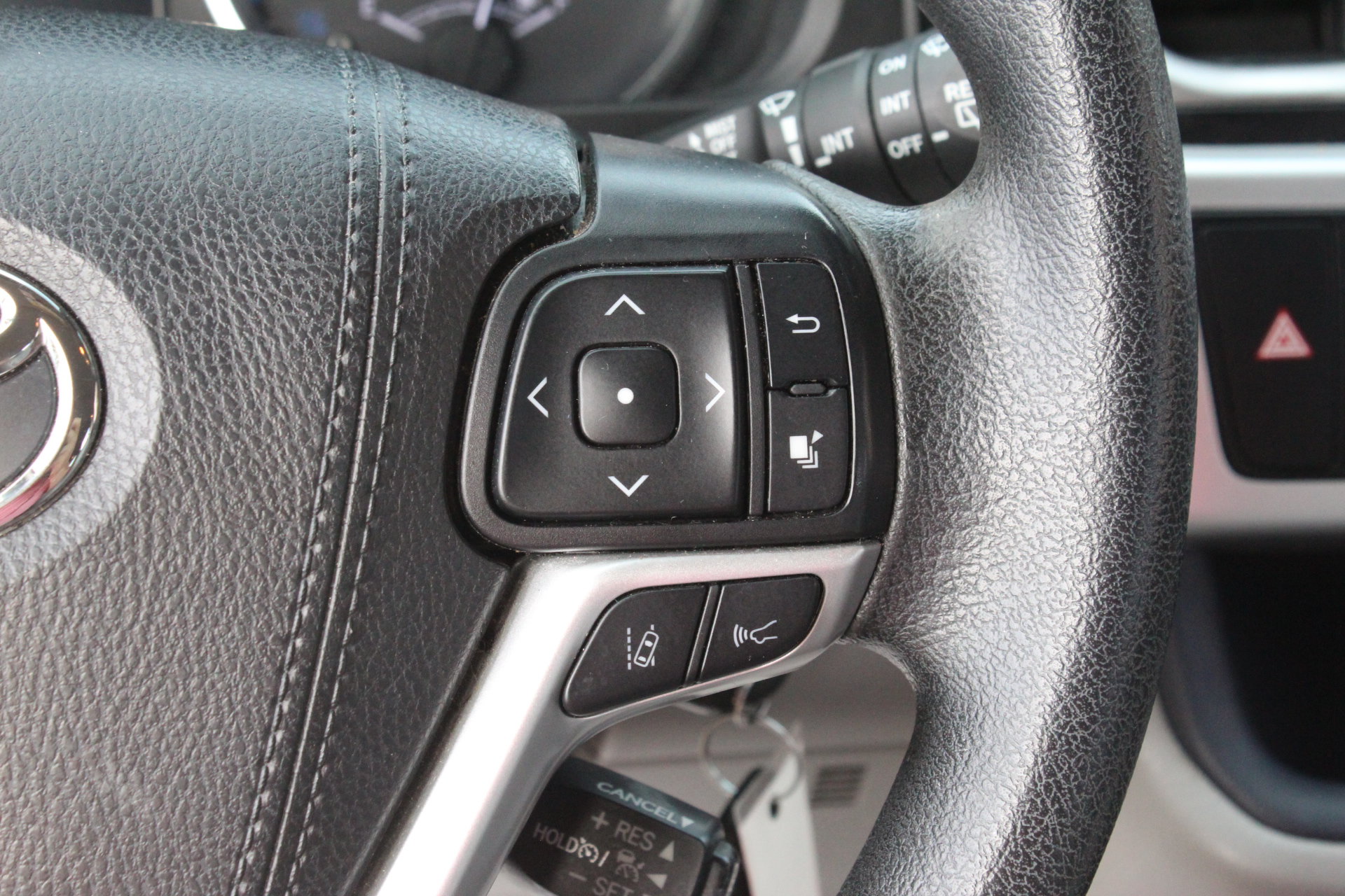Used 2019 Toyota Highlander LE FWD image 16