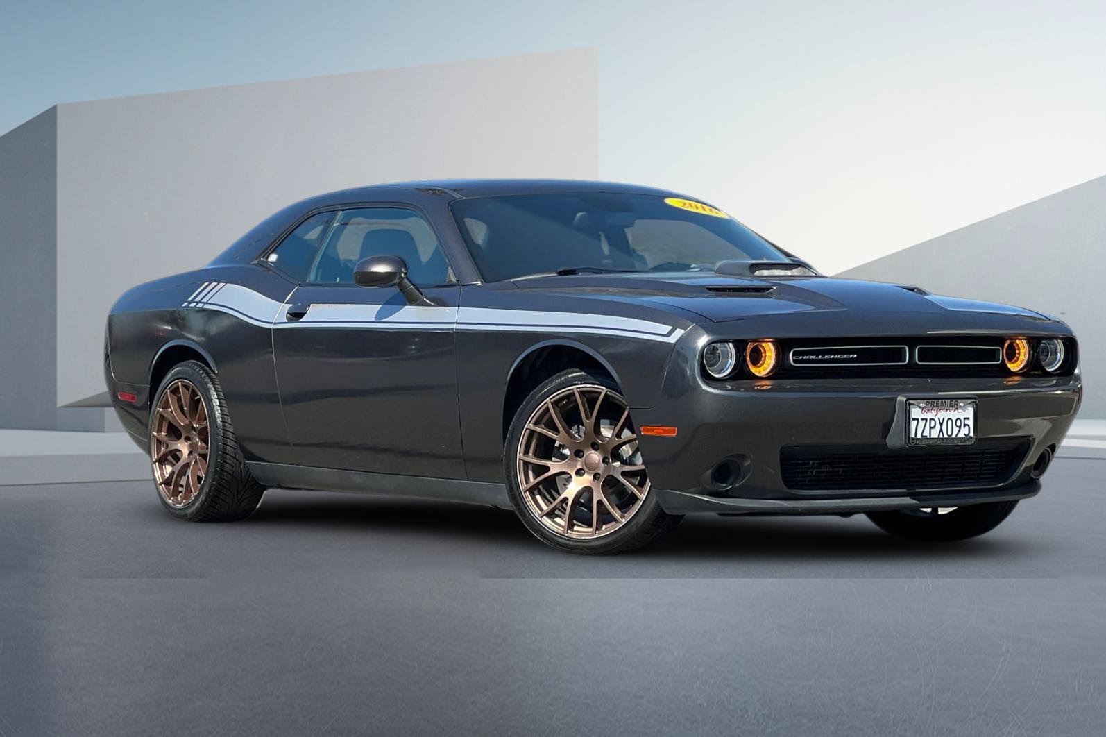 Used 2016 Dodge Challenger SXT RWD image 2