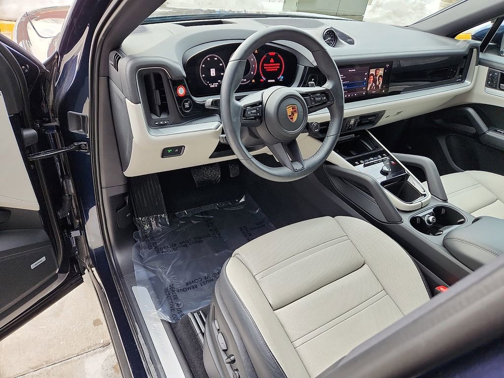 Certified 2025 Porsche Cayenne Coupe image 4