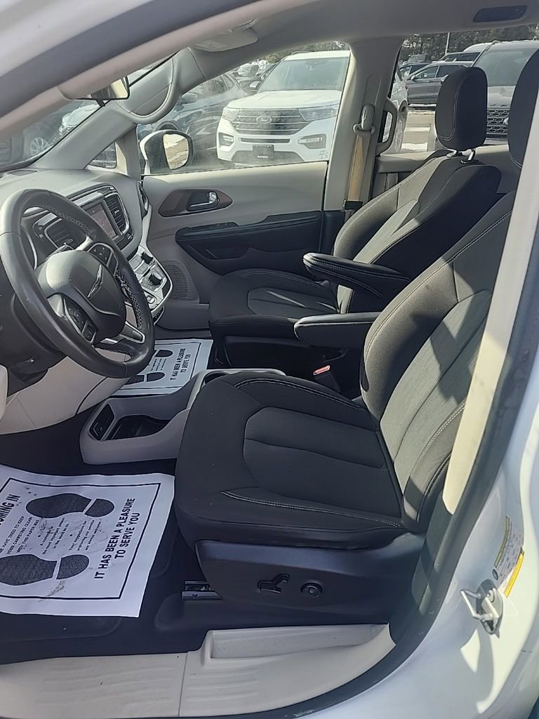 Used 2022 Chrysler Voyager LX image 14