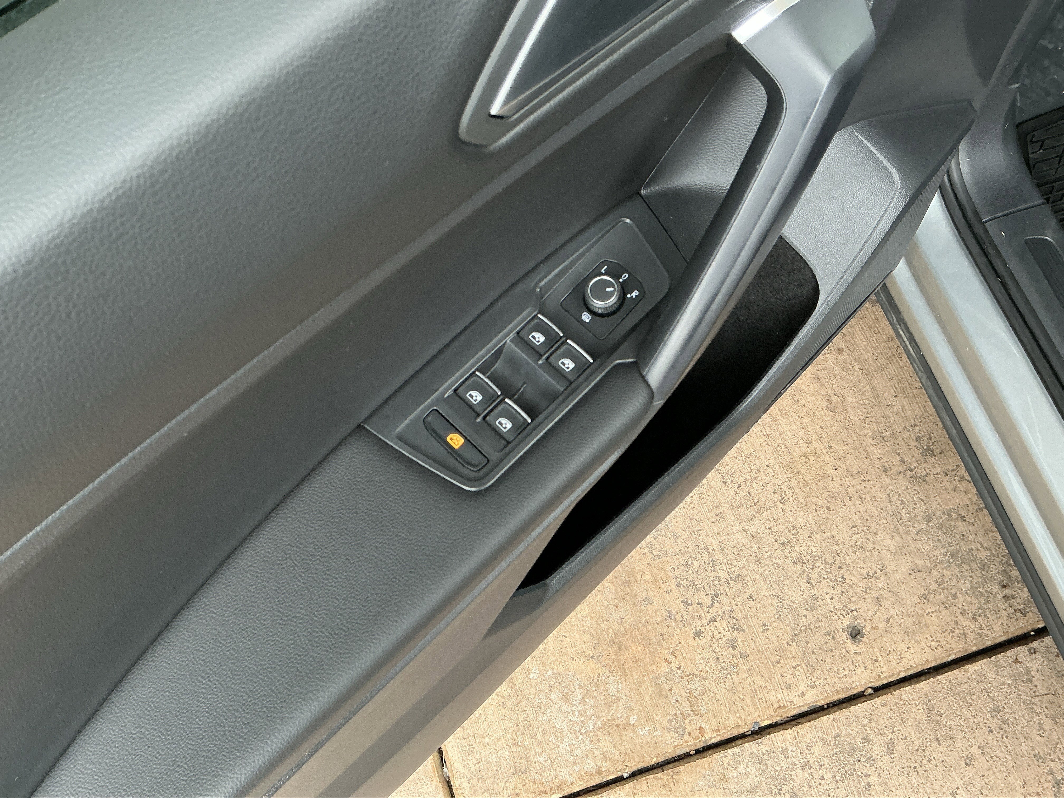 Used 2021 Volkswagen Tiguan SE w/ Panoramic Sunroof Package image 15