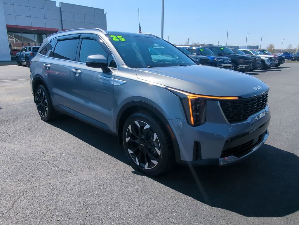 Used 2025 Kia Sorento EX w/ Panoramic Sunroof Package FWD image 2