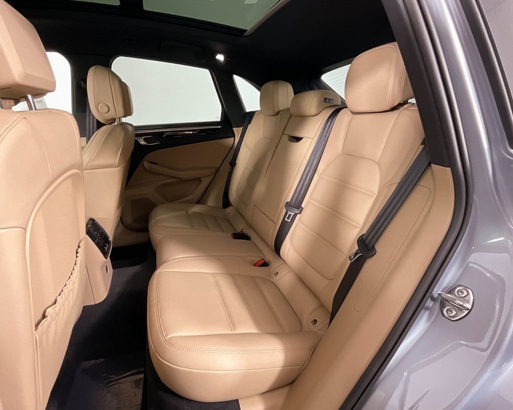 Certified 2025 Porsche Macan AWD/4WD image 27