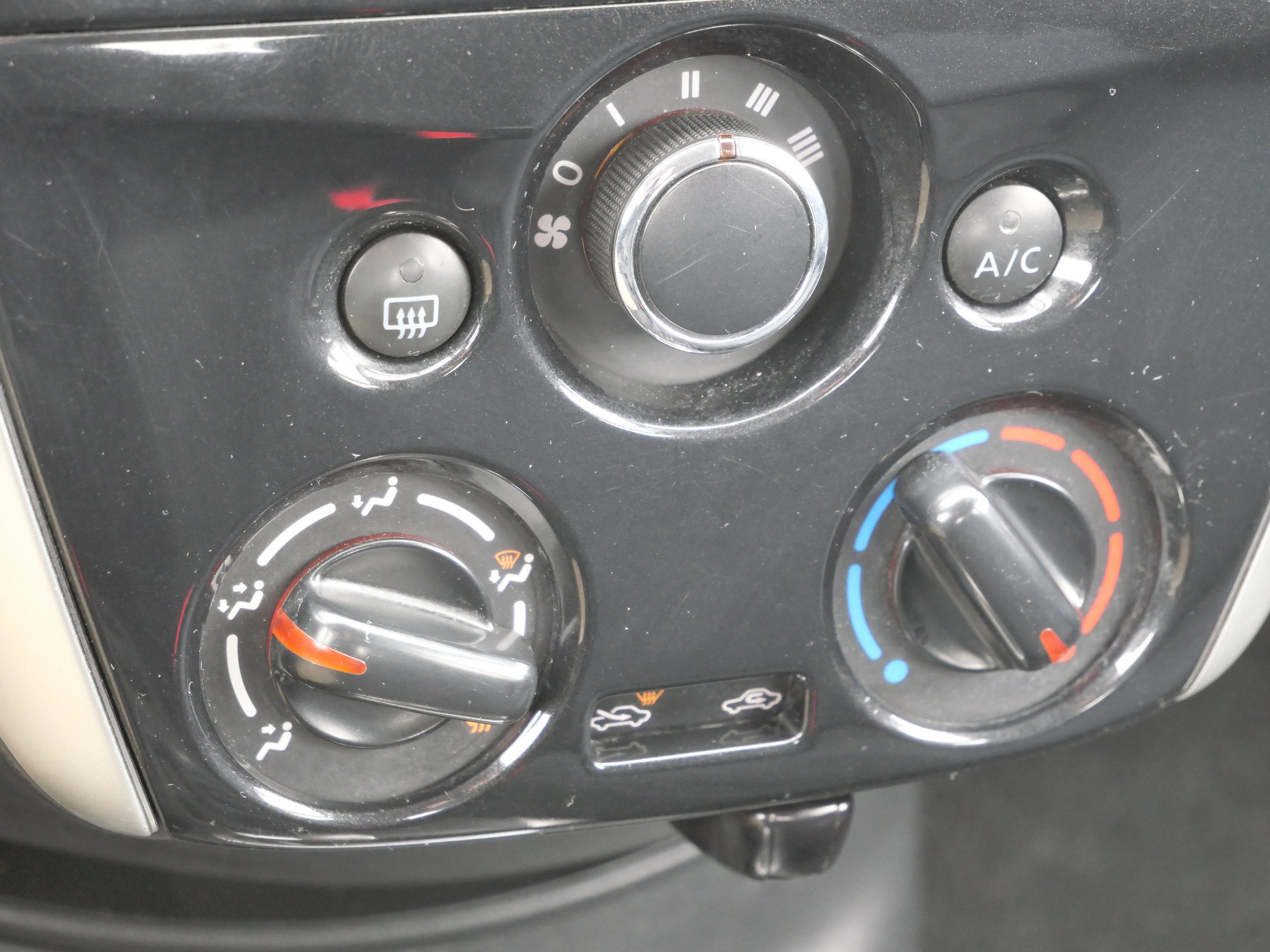 Used 2016 Nissan Versa Note SV image 25