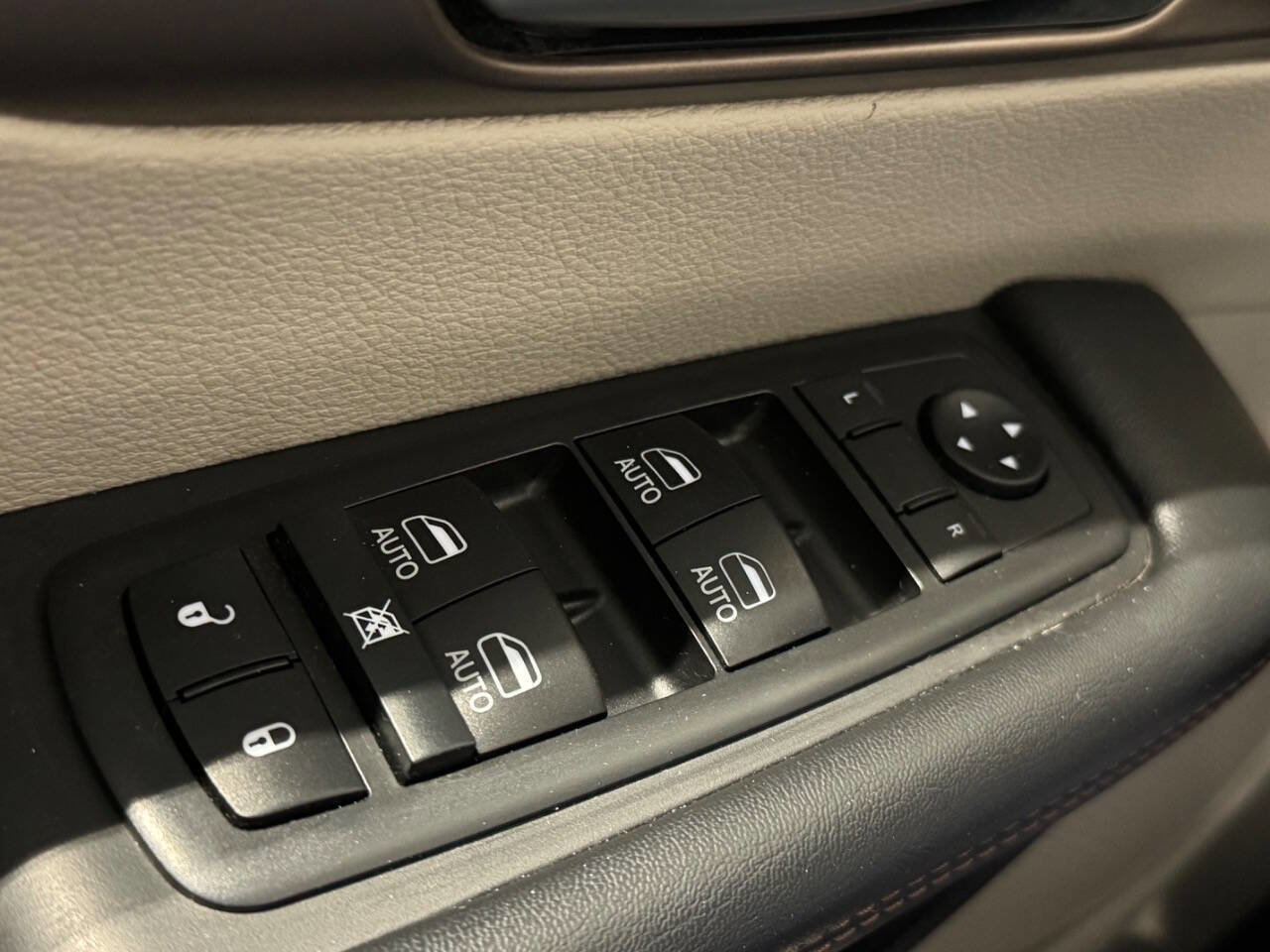 Used 2018 Chrysler Pacifica Touring-L Plus image 34