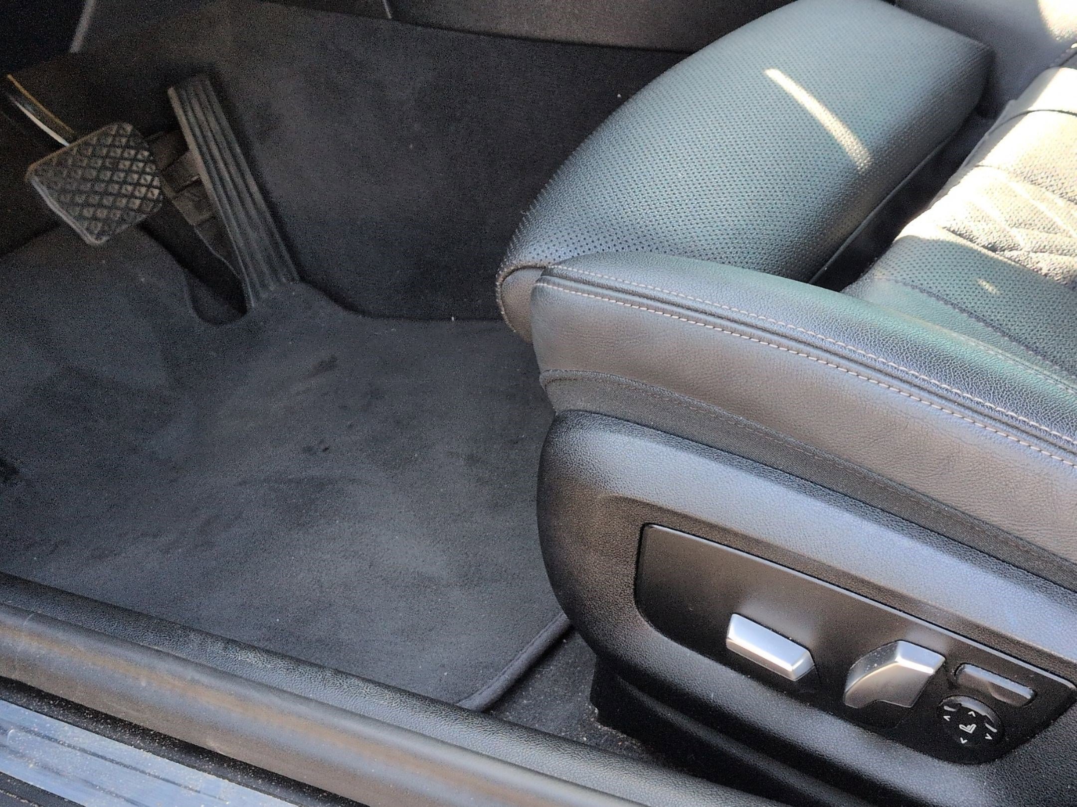 Used 2023 BMW 530e w/ Convenience Package RWD image 17