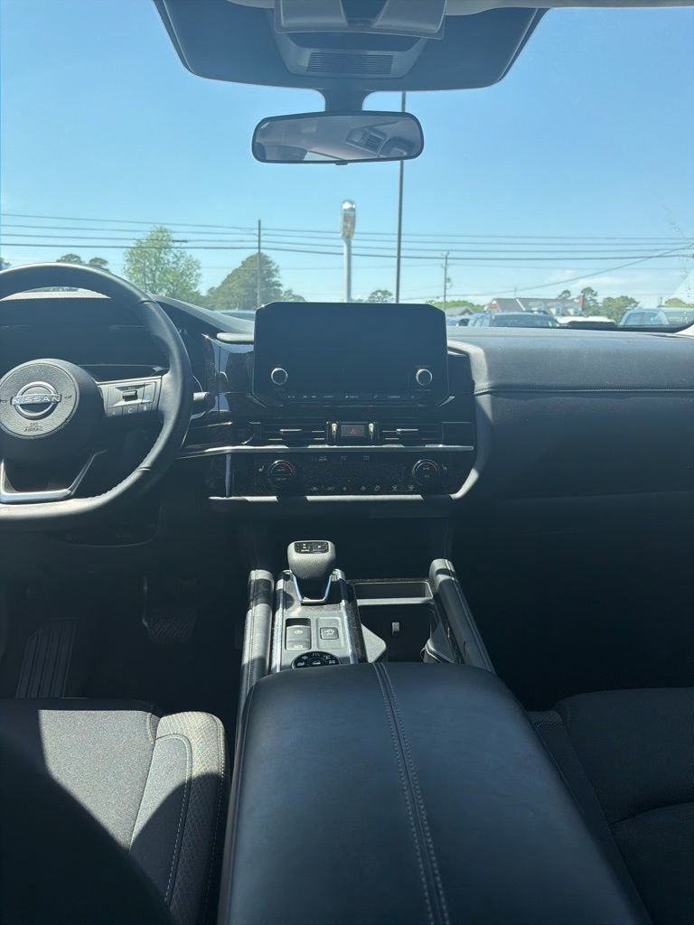 Used 2025 Nissan Pathfinder SV image 8