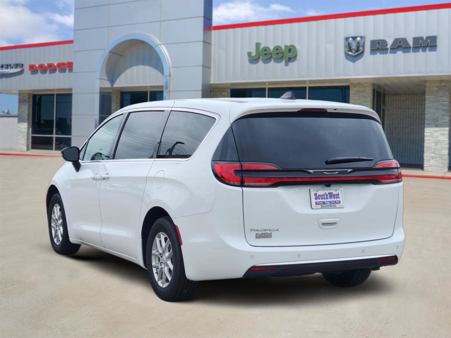 New 2027 Chrysler Pacifica Select FWD image 4