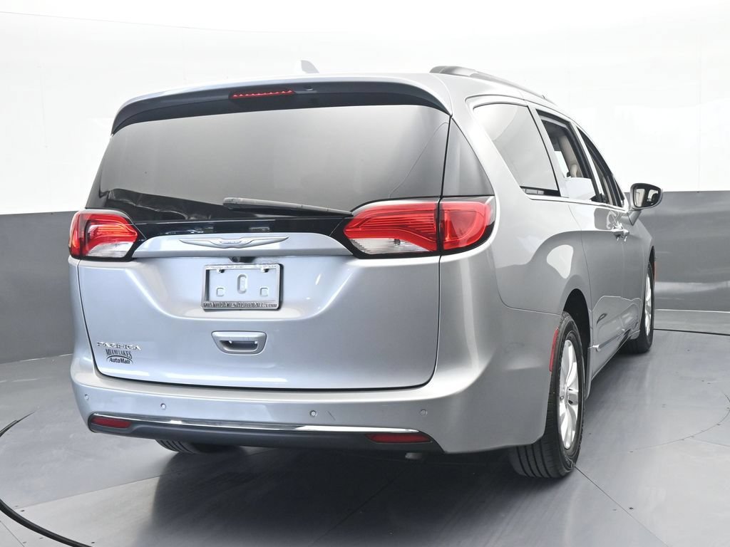 Used 2017 Chrysler Pacifica Touring-L FWD image 5