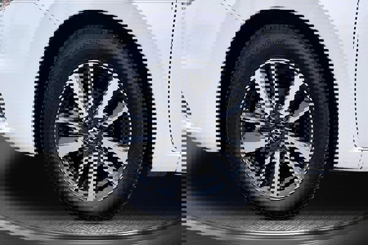 Used 2021 Nissan Versa SV image 9