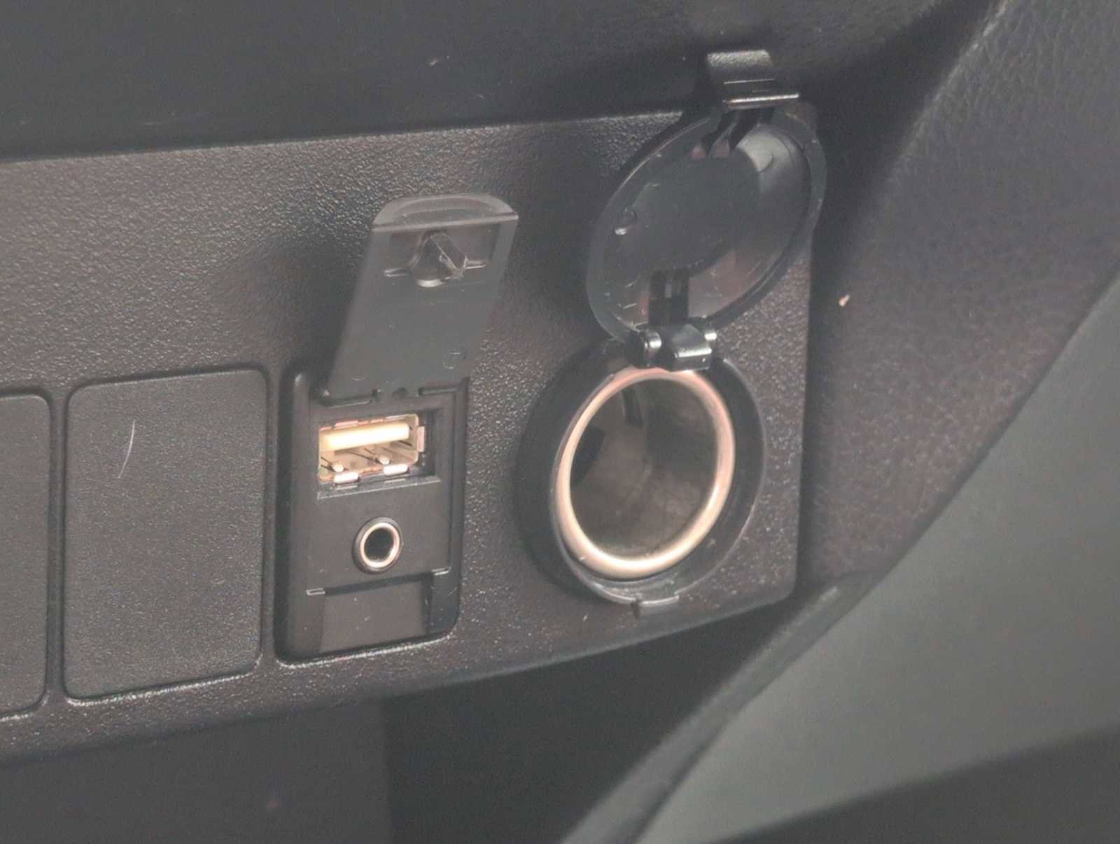 Used 2014 Toyota RAV4 Limited w/ Technology Package image 30