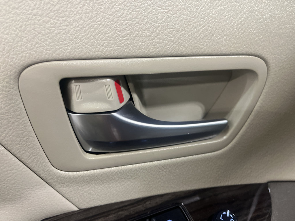 Used 2020 Toyota Sienna XLE Premium w/ Carpet Mat Package FWD image 31
