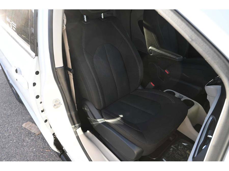 Used 2023 Chrysler Voyager LX image 16
