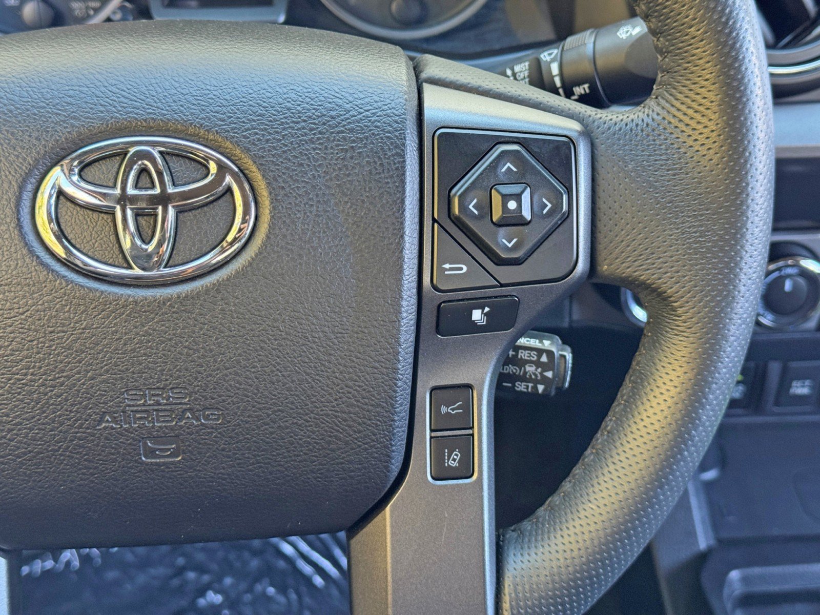Used 2021 Toyota Tacoma TRD Off-Road w/ Technology Package AWD/4WD image 18
