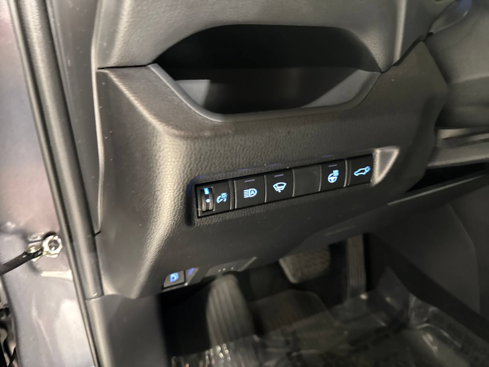 Used 2021 Toyota RAV4 SE w/ Weather & Moonroof Package AWD/4WD image 19