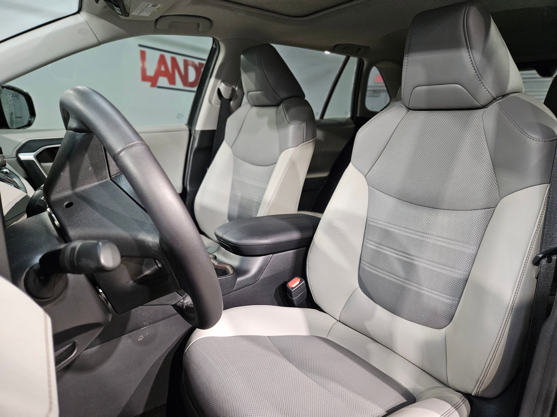 Used 2020 Toyota RAV4 Limited image 24