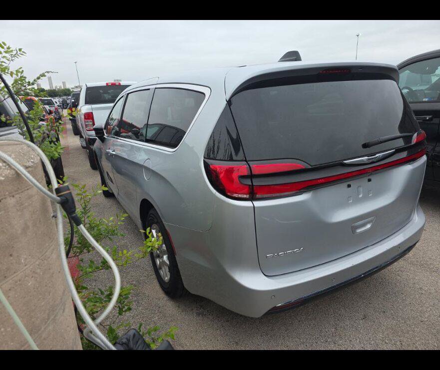 Used 2024 Chrysler Pacifica Touring-L FWD image 11