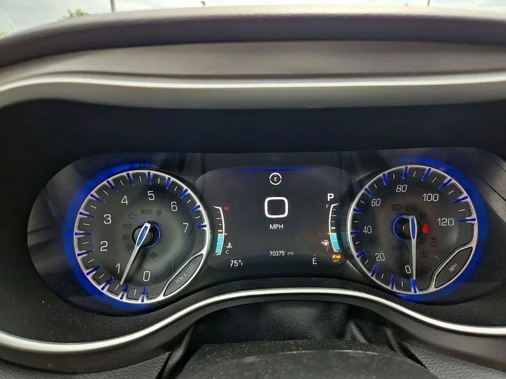 Used 2024 Chrysler Pacifica Touring-L FWD image 19