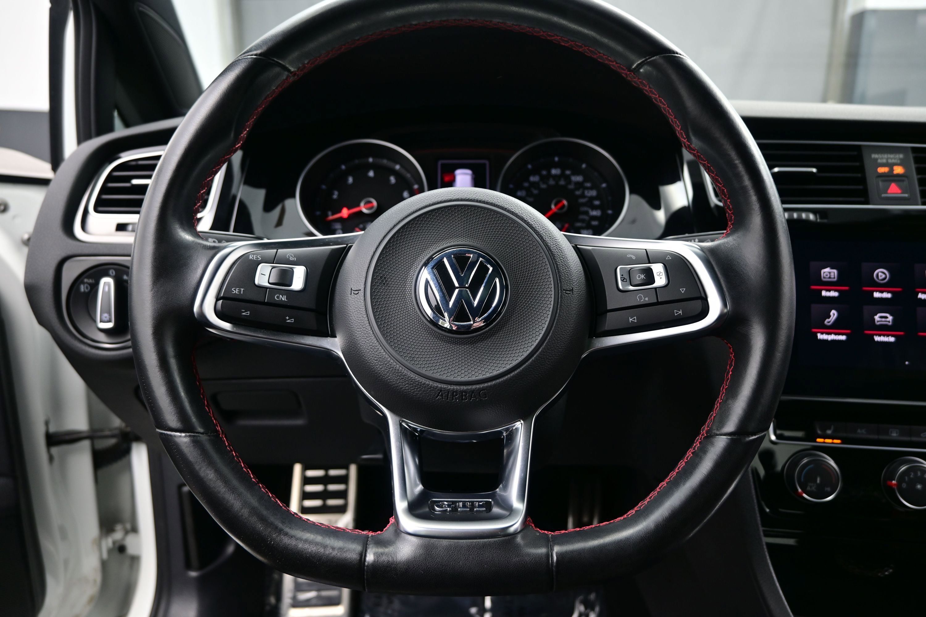 Used 2018 Volkswagen GTI SE FWD image 23