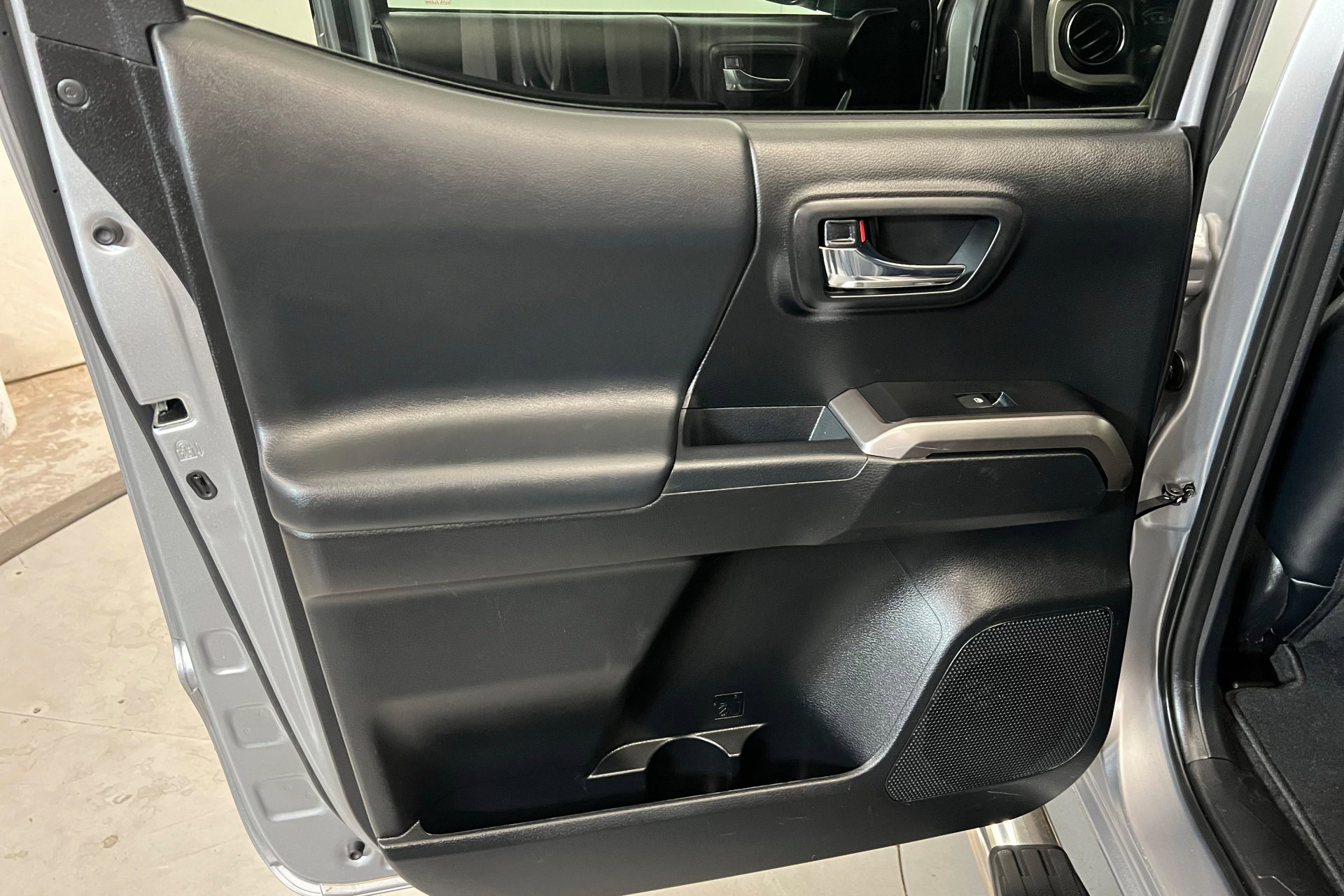 Used 2021 Toyota Tacoma Limited image 19