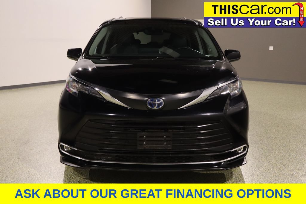 Used 2023 Toyota Sienna XLE FWD image 3