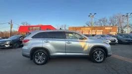Used 2019 Toyota Highlander XLE AWD/4WD image 3