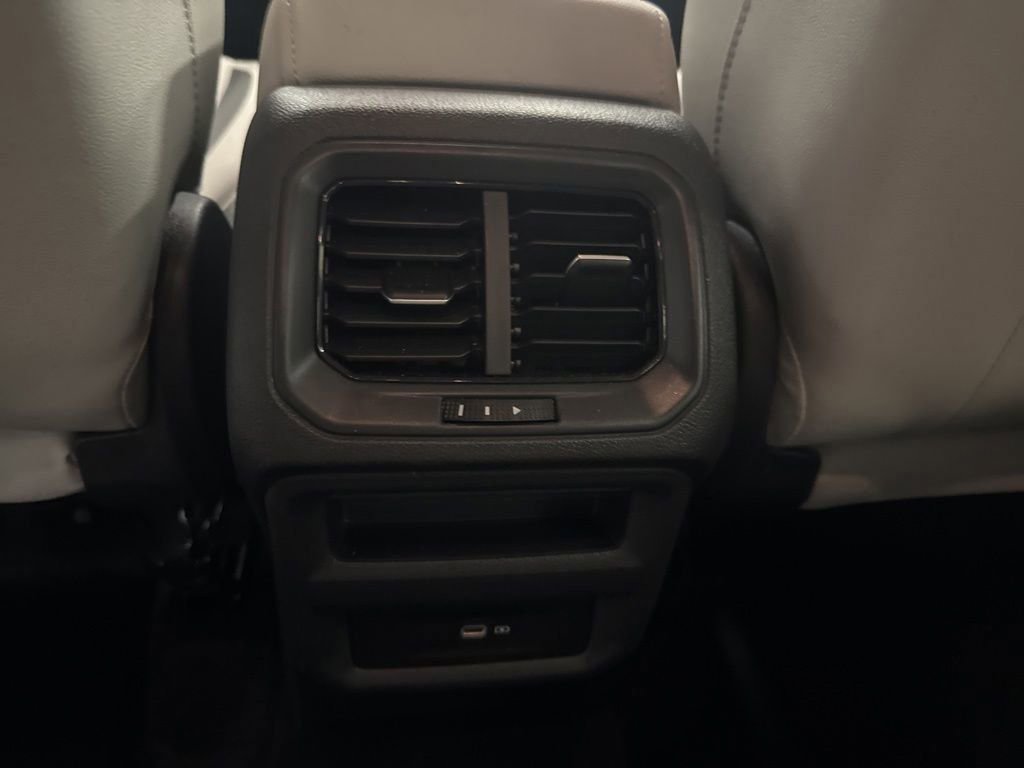 Used 2025 Volkswagen Taos SE image 18