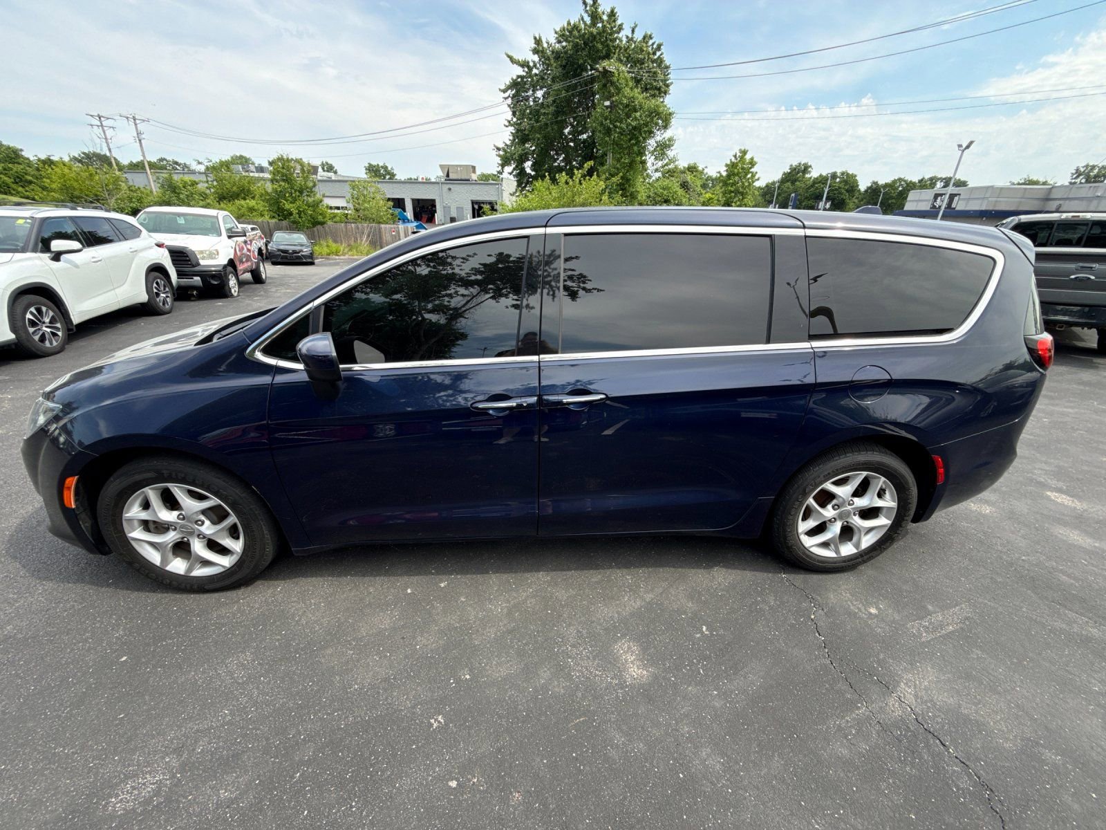 Used 2017 Chrysler Pacifica Touring Plus w/ Tire & Wheel Group FWD image 3