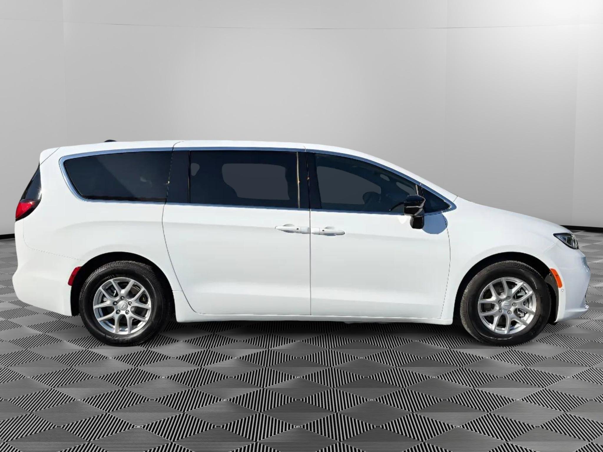 Used 2026 Chrysler Pacifica Select FWD image 6