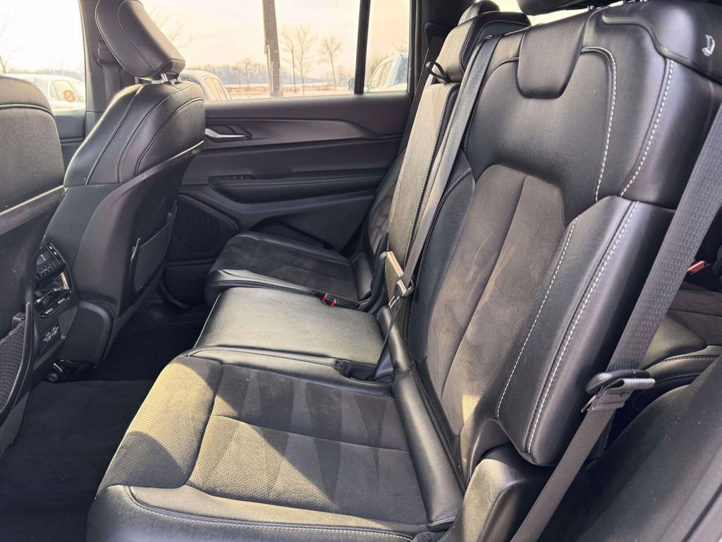 Used 2024 Jeep Grand Cherokee L Laredo image 10
