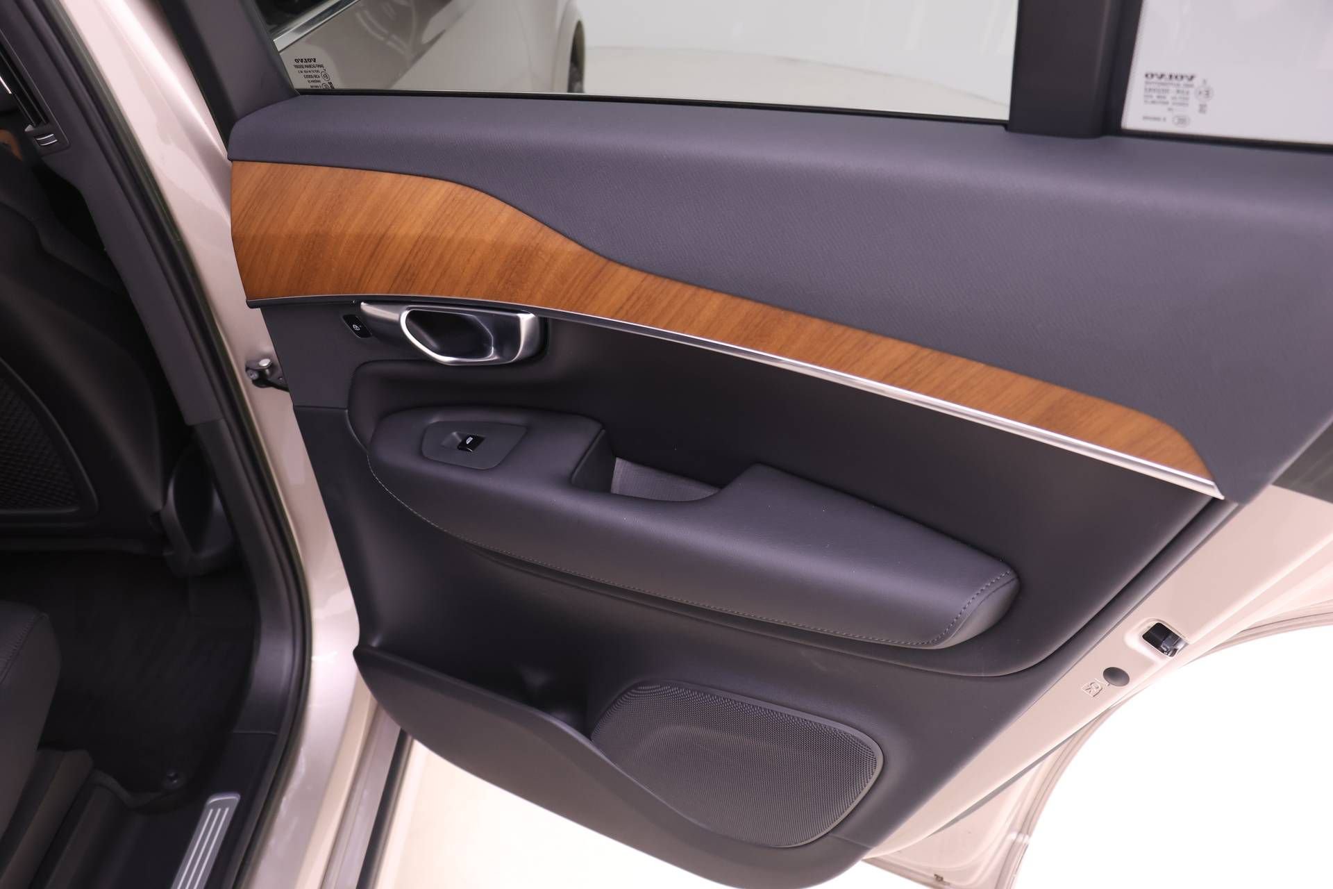 Certified 2023 Volvo XC90 B6 Plus w/ Protection Package Premier AWD/4WD image 23