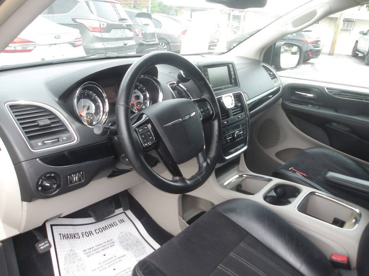 Used 2014 Chrysler Town & Country Touring-L FWD image 12