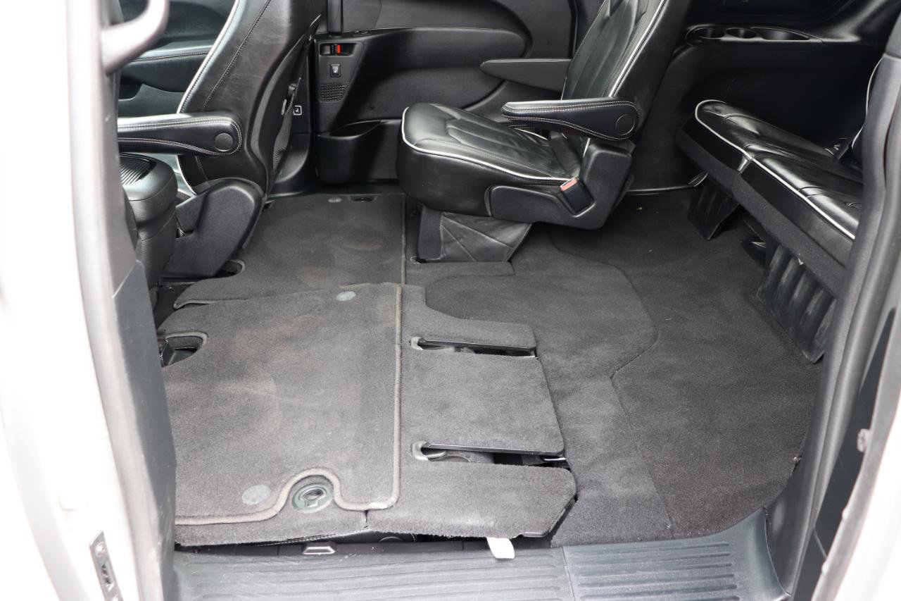 Used 2025 Chrysler Pacifica Limited image 32