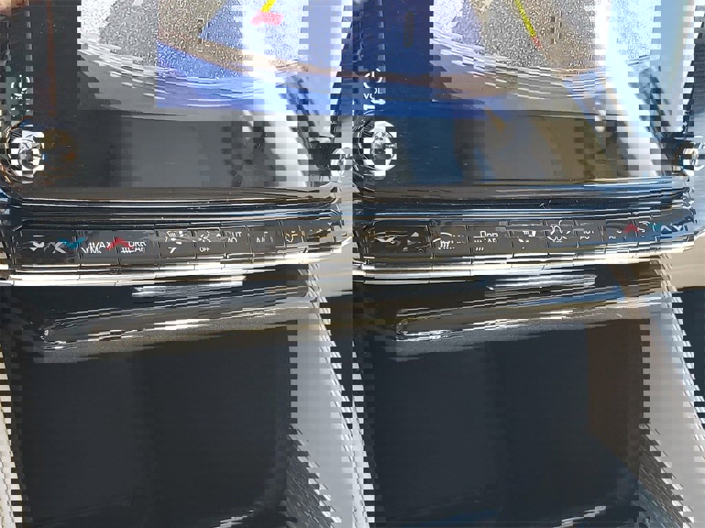 Used 2023 Jeep Wagoneer Series III w/ Preferred Equipment Group image 19