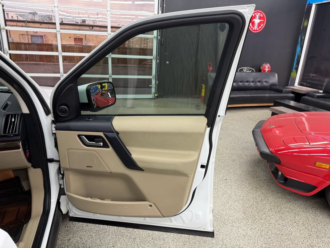 Used 2011 Land Rover LR2 HSE AWD/4WD image 19
