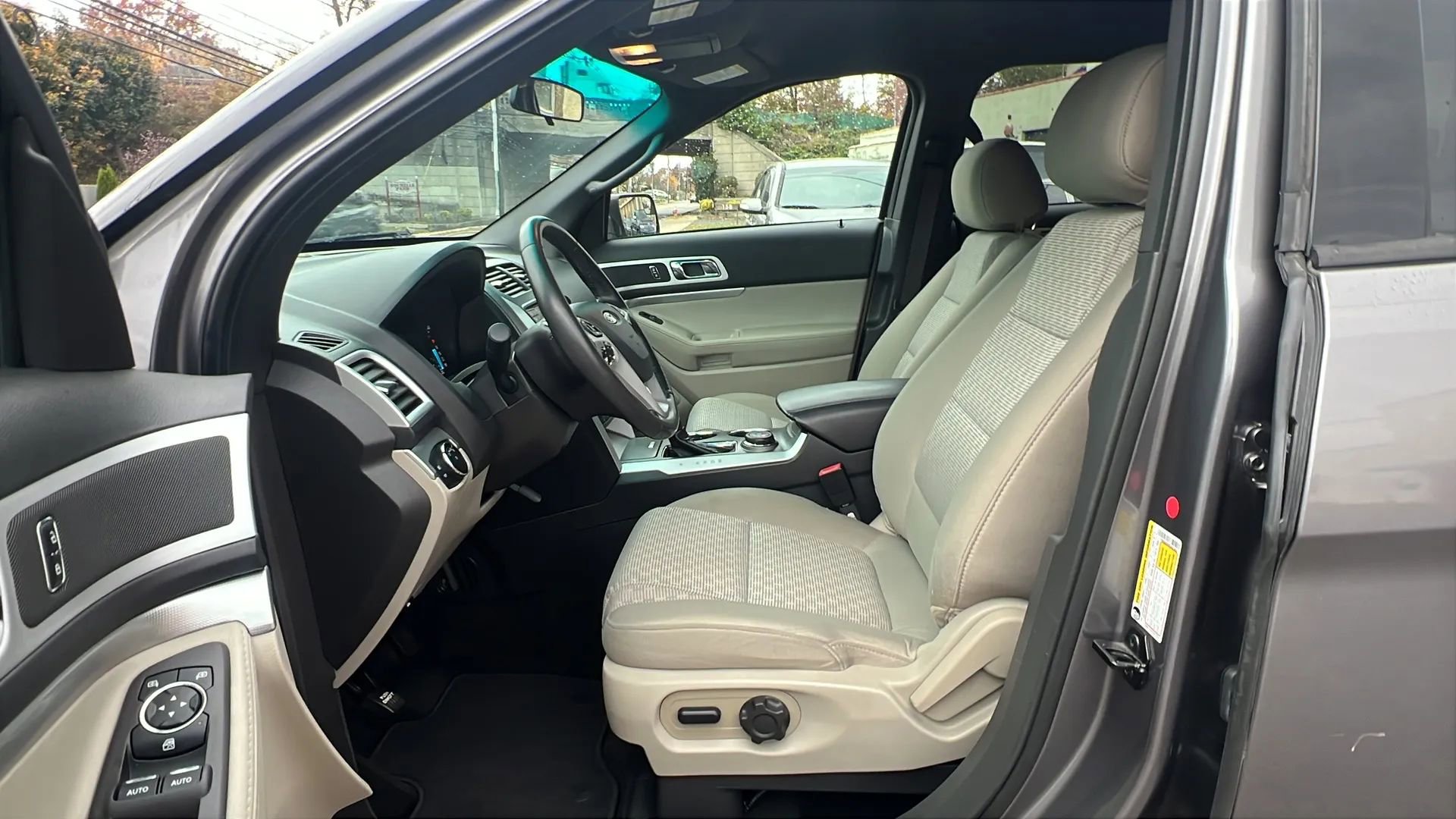 Used 2014 Ford Explorer XLT image 27